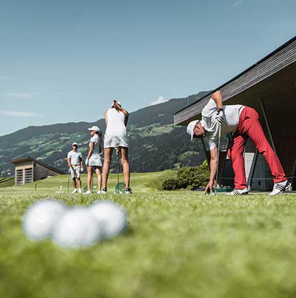 Gruppe von Golfern beim Abschlag im Zillertal