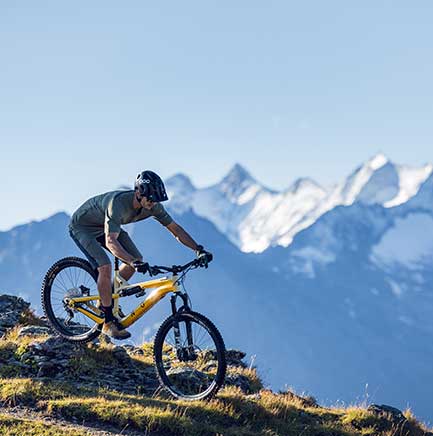 Mountainbiker bei der Abfahrt im Zillertal