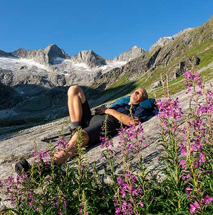 Wanderer bei der Rast beim Wanderurlaub im Zillertal