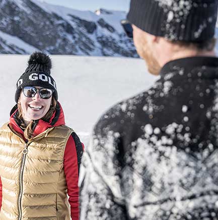 Zwei lachende Menschen haben Spaß auch abseits der Piste