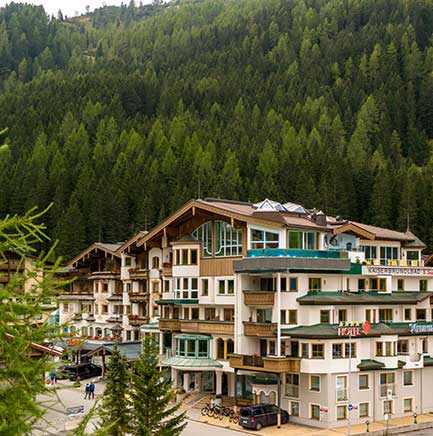 Luftaufnahme von Neuhintertux im Sommer