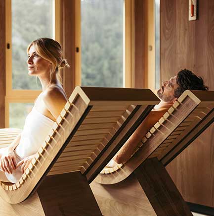 Paar entspannt sich in einem Sauna-Ruheraum liegend